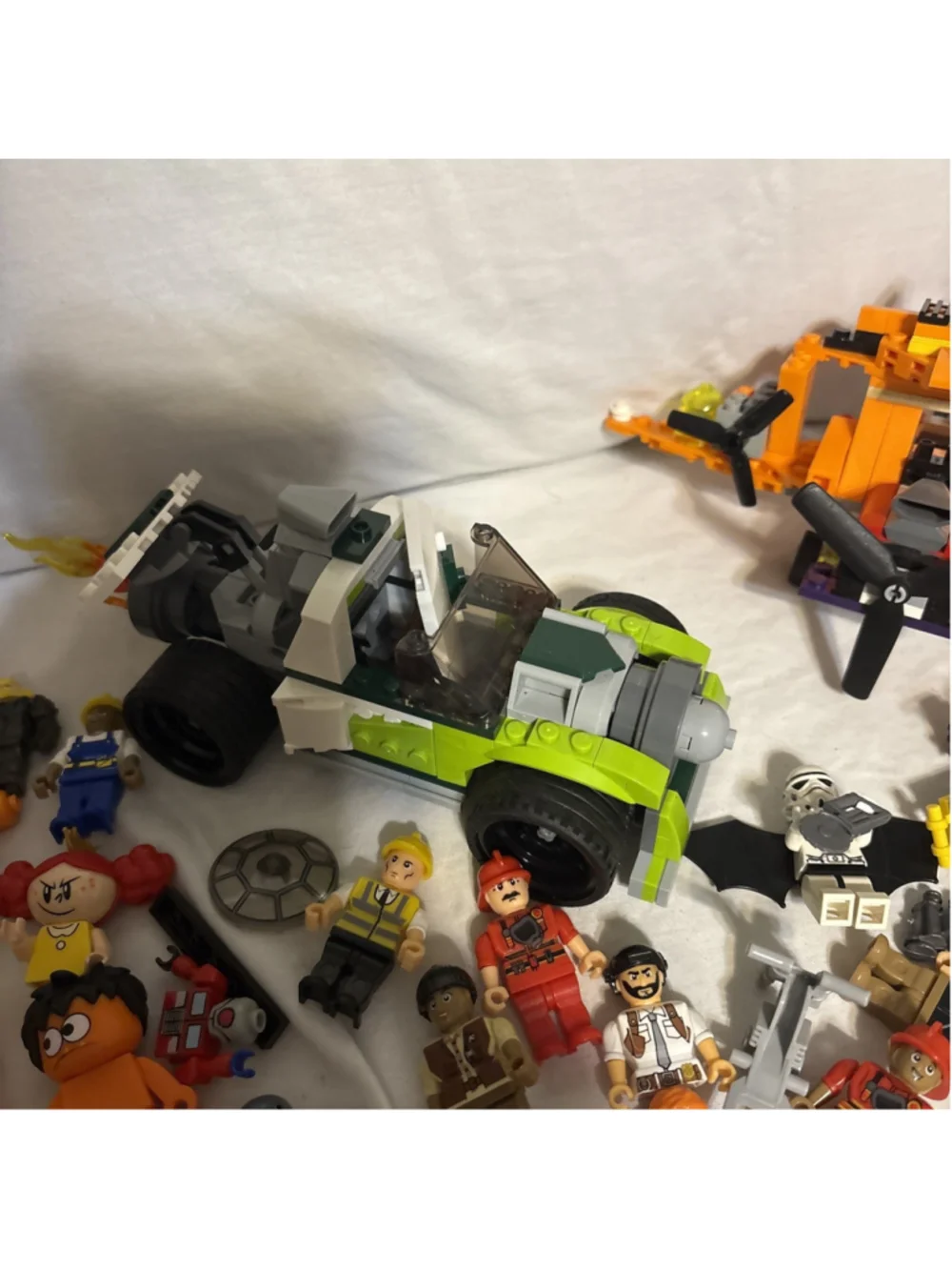 Lego Minifigures Lot Of Mini Figures, Aircraft And Accessories 1165￼